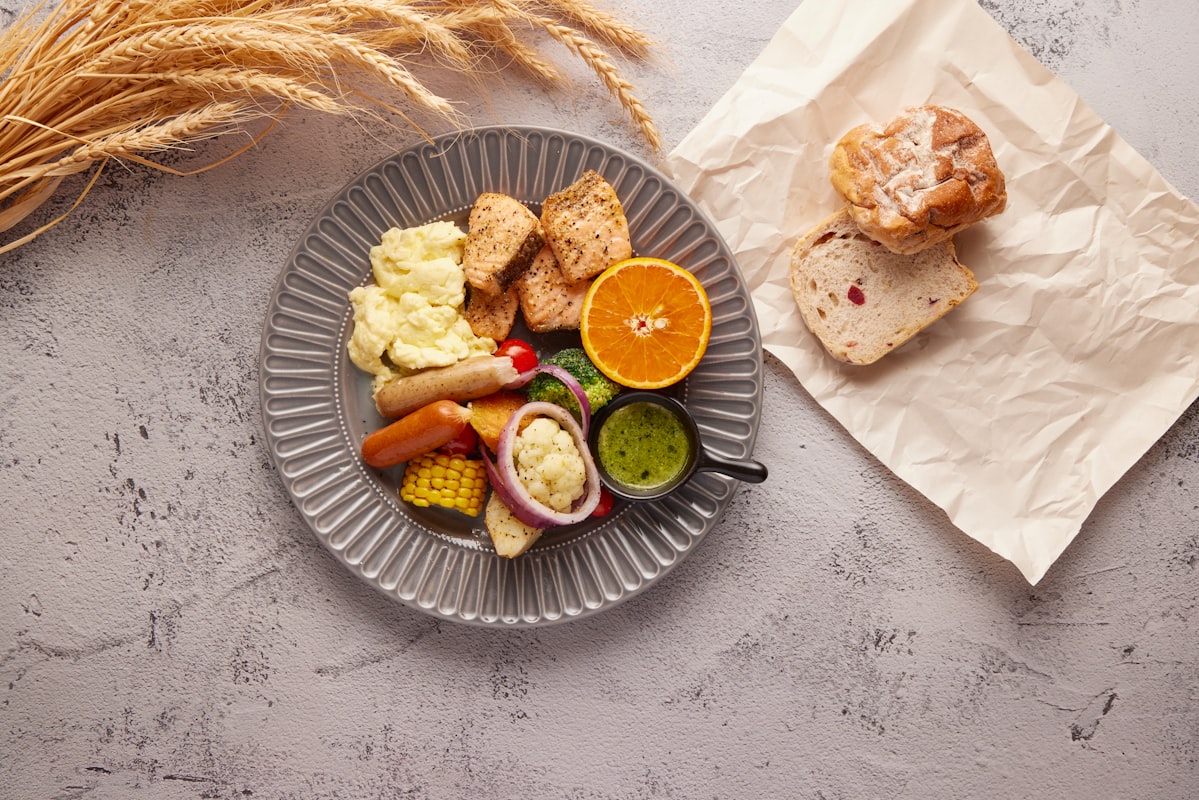 Especialista em nutrição infantil com criança